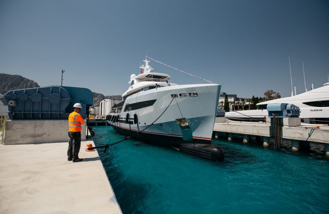 Yacht HEEUS