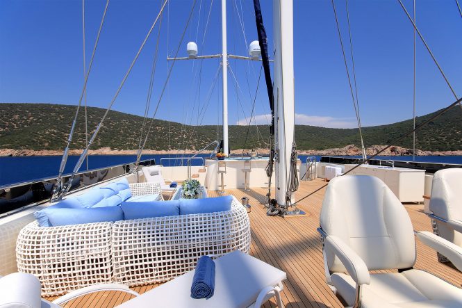 Sun deck with Jacuzzi