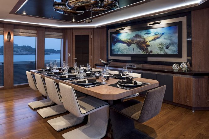 Main deck dining
