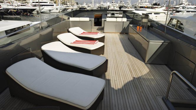 Flybridge with sunbathing area