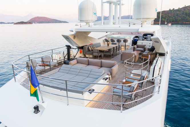 Spacious bridge deck with seating area, Jacuzzi and more