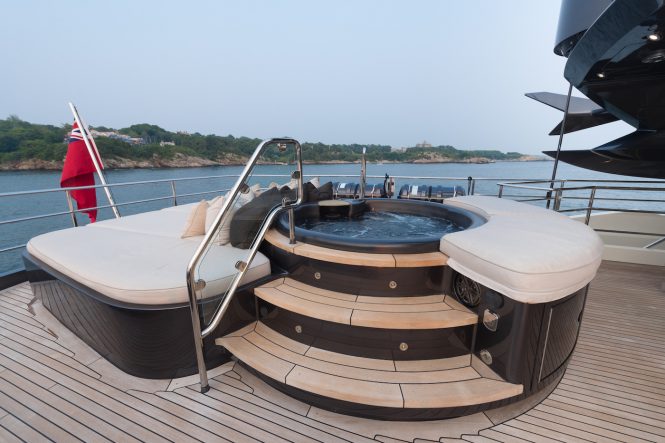 Fly bridge jacuzzi