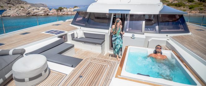Foredeck lounge and jacuzzi