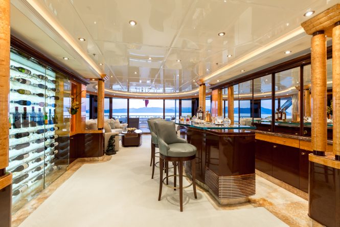 Marin salon bar