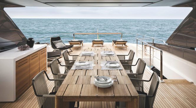 Sociable flybridge