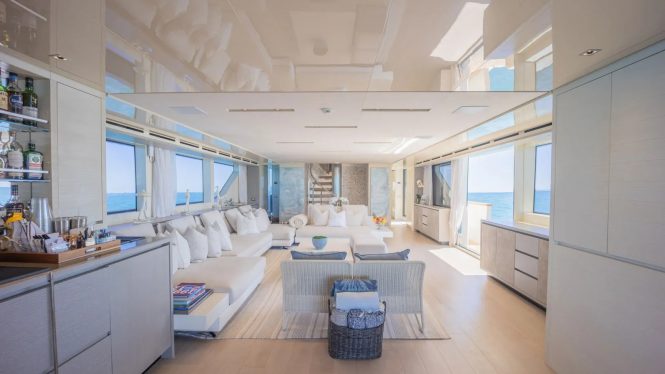 Stunning main salon