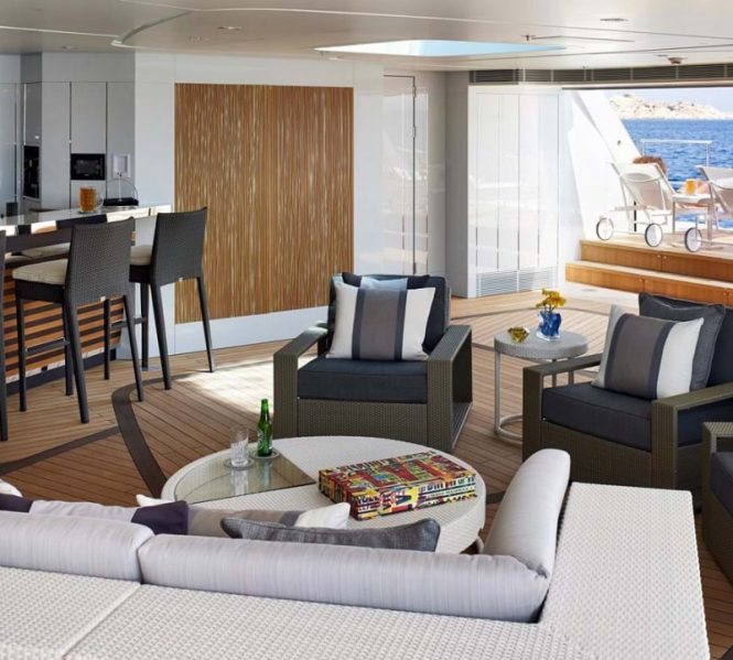 beach club with bar