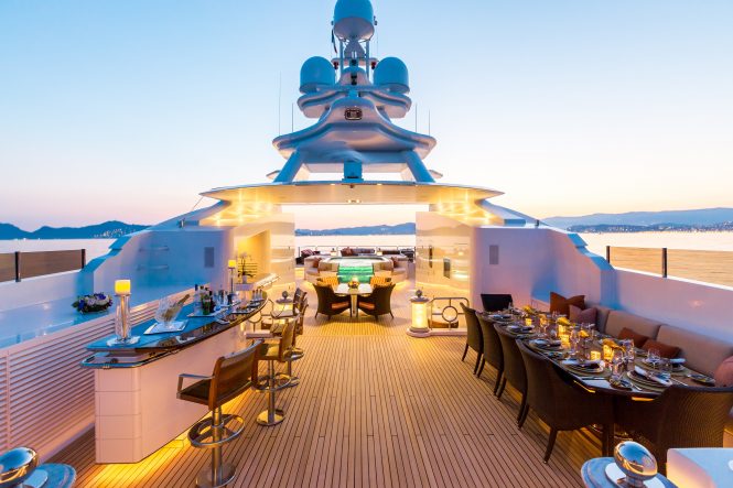LUCKY LADY | Sun Deck