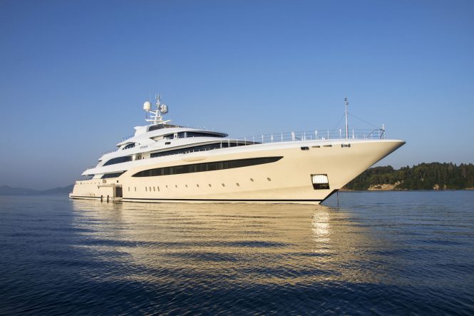 Super yacht O'PTASIA