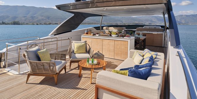 Flybridge lounge