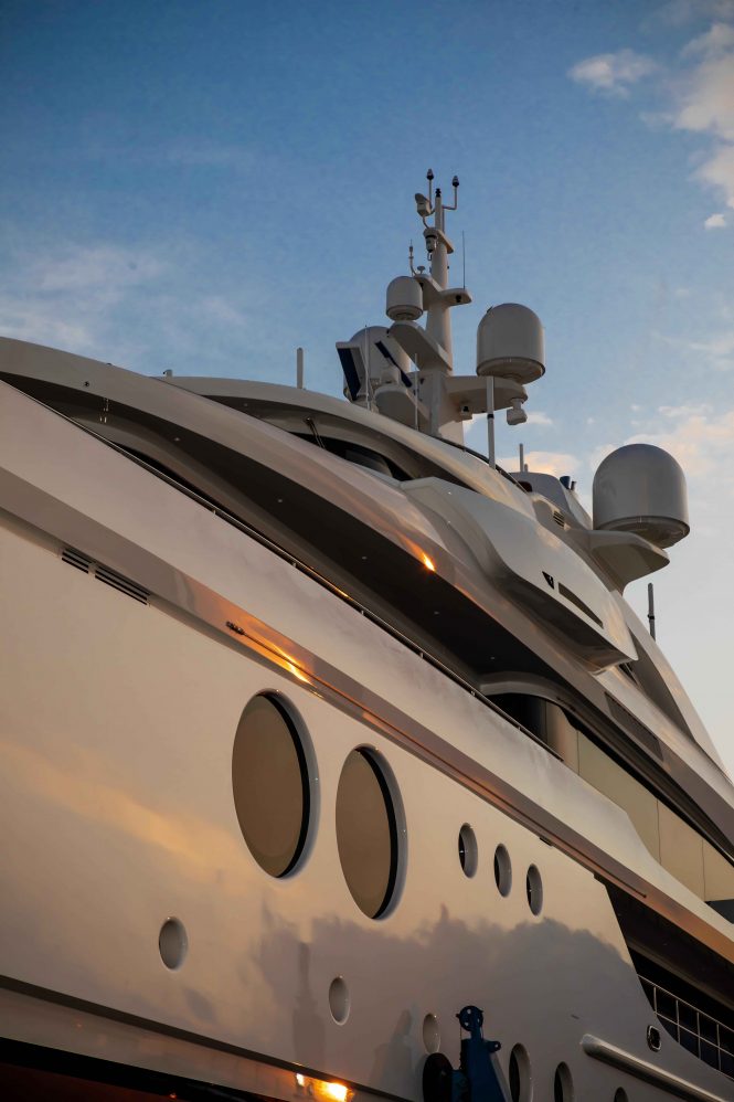 Benetti motor yacht FB285 detail
