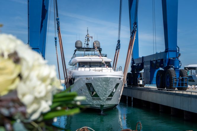 Familia yacht touching water