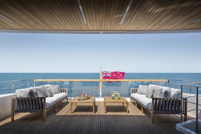 TINY WAVE main deck aft