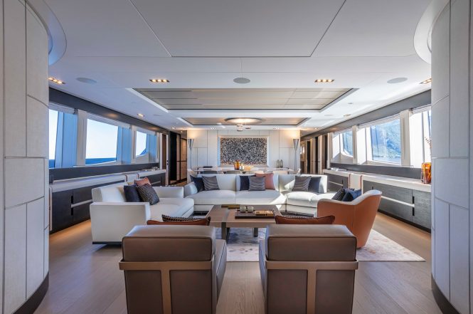 Main salon (sistership)
