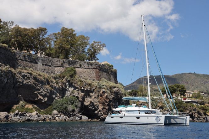 Charter catamaran yacht LIR