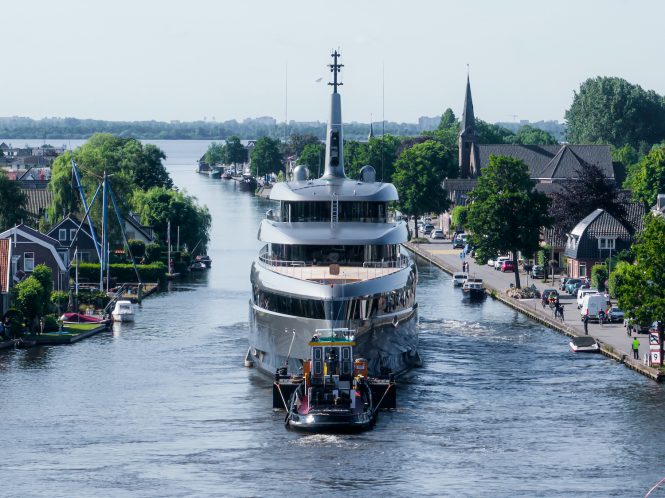 Superyacht OBSIDIAN