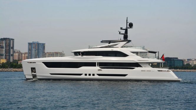 39m motor yacht REVERIE deliver by MENGI YAY as the first Virtus 39