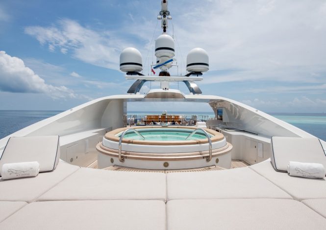 Deck Jacuzzi