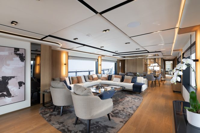 Majesty 111 - Main Salon