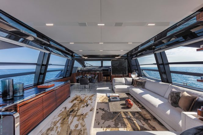 Main salon (sistership)