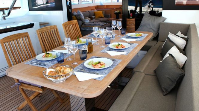 Aft cockpit dining