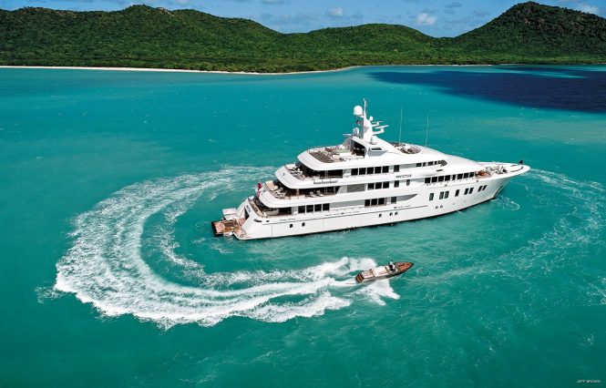 Superyacht INVICTUS
