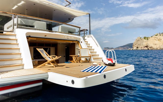 Motor yacht CALYPSO I beach club