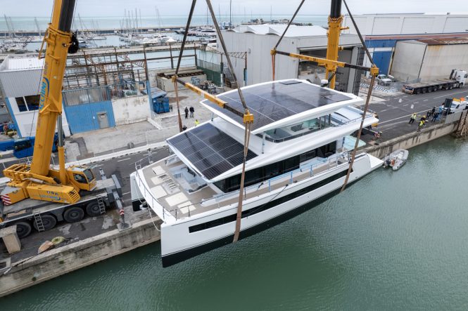 Superyacht SILENT 62