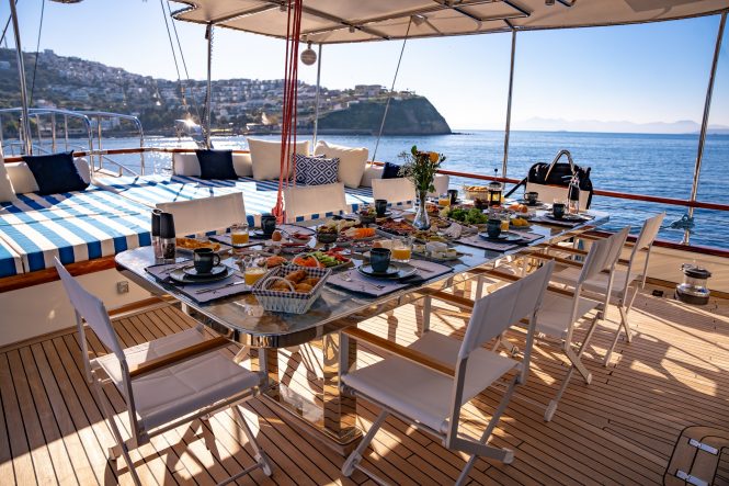 Aft cockpit dining