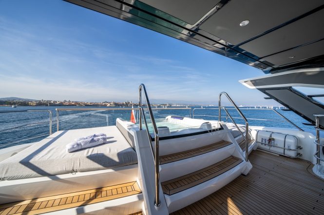 Deck jacuzzi