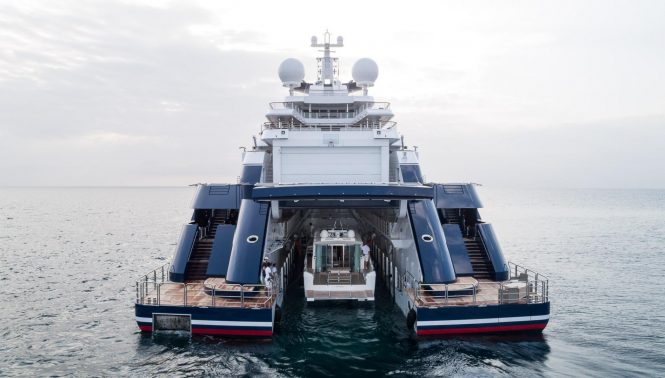 Superyacht OCTOPUS wet dock