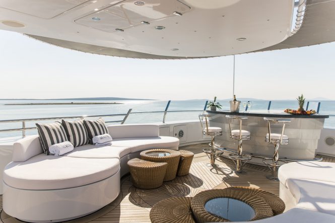 Sun deck | relax with a drink at the bar
