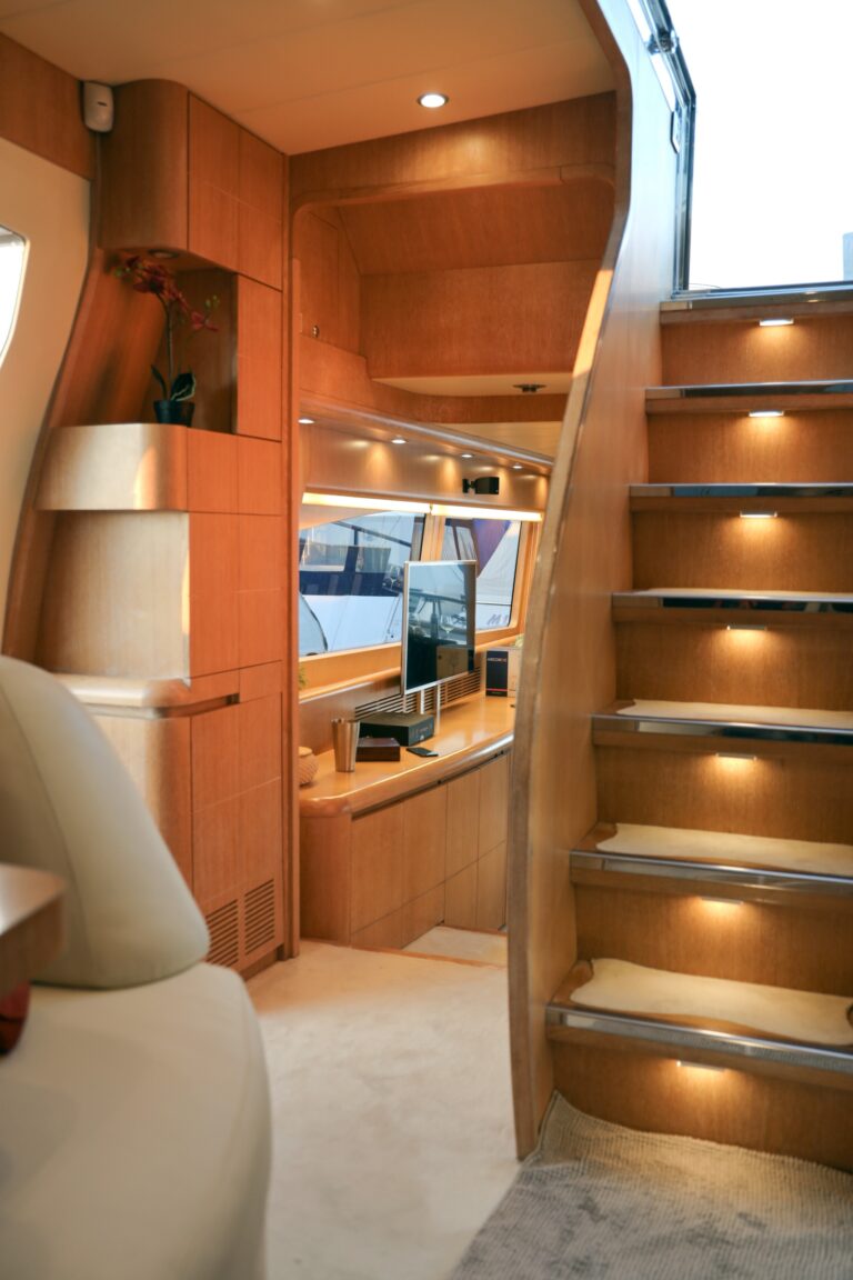 Steps to the flybridge
