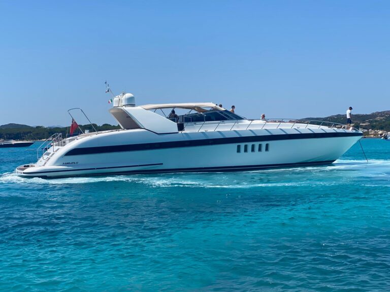 Luxury yacht AQUARIUS M