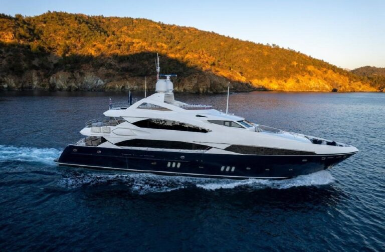 Super yacht MAMMI MAMMI