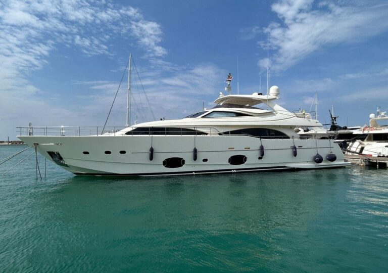 Luxury Yacht WATCH ME