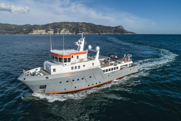 Superyacht GENESIA