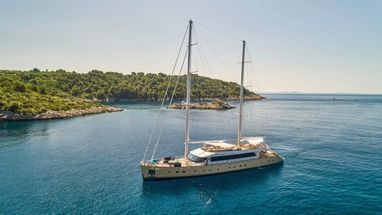 Superyacht MARALLURE