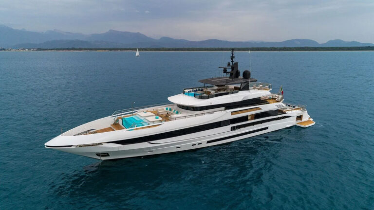 Superyacht MAVERICK