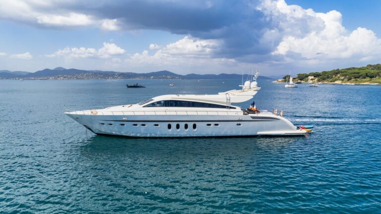 Luxury Yacht ECLAT