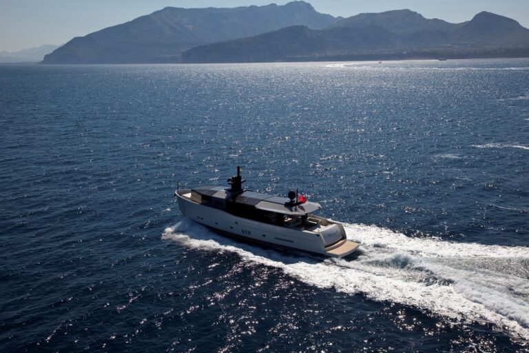 Luxury Yacht ETERNITY 44