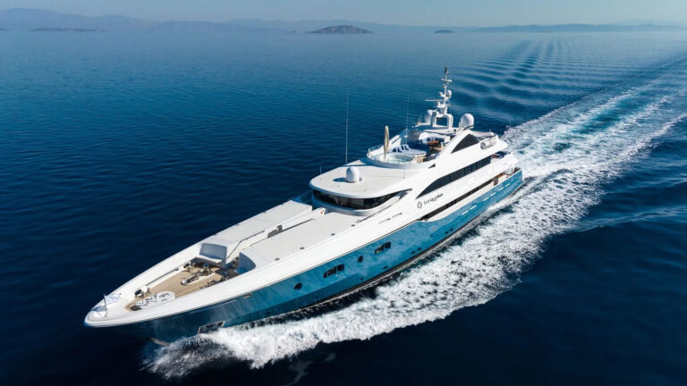 Luxury Yacht HOLDIN' MY OWN