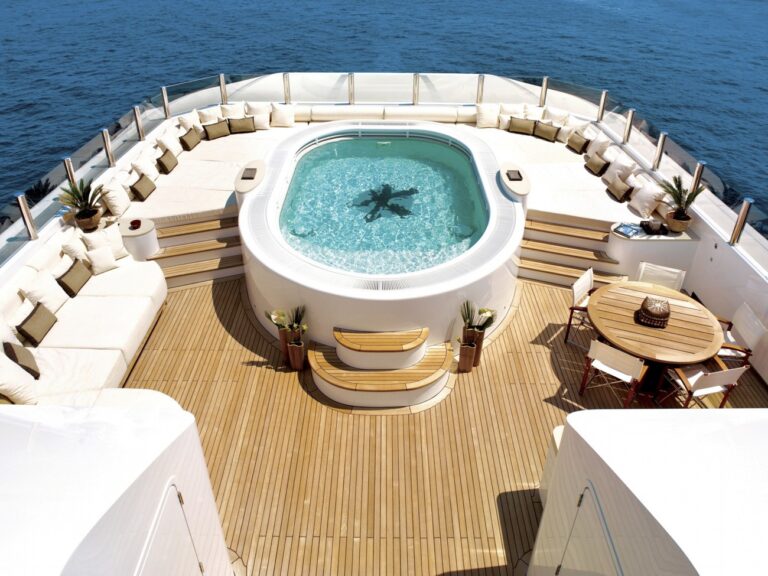 Deck Jacuzzi