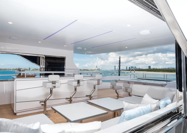 Superyacht AURA