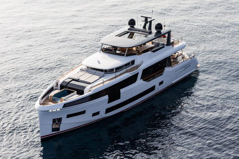 Superyacht SAINT