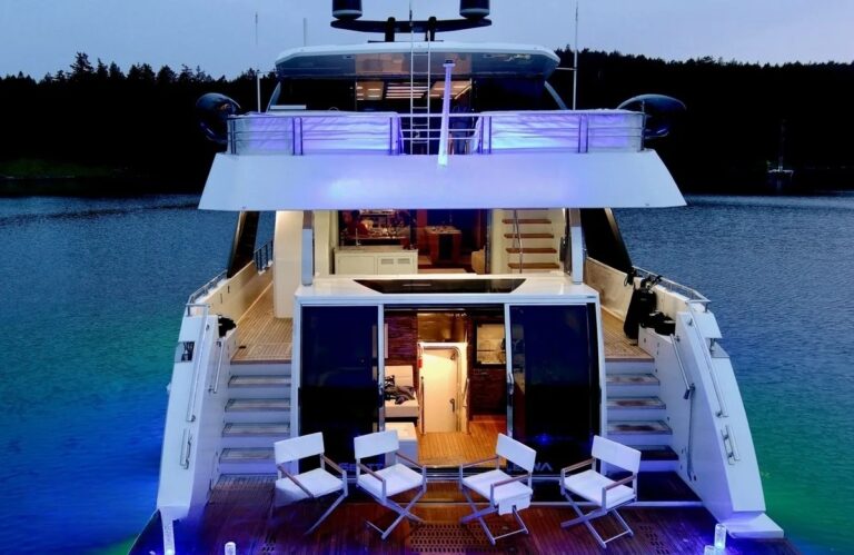 Superyacht VOYAGER Stern