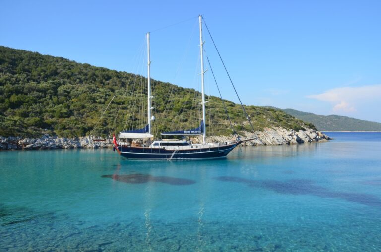 S/Y BLUE HEAVEN - Anchored