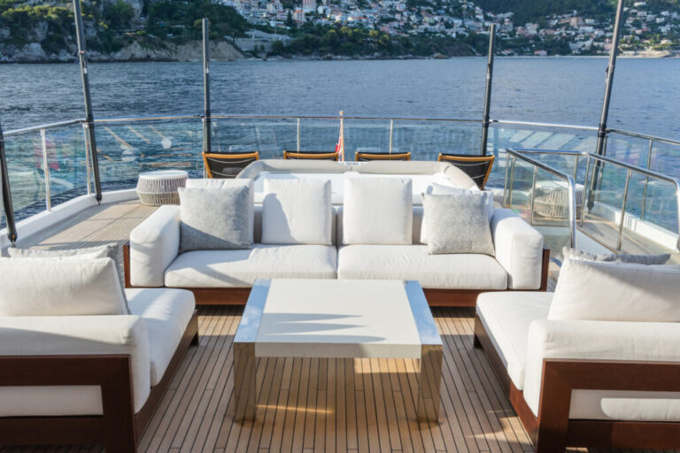 Flybridge lounge