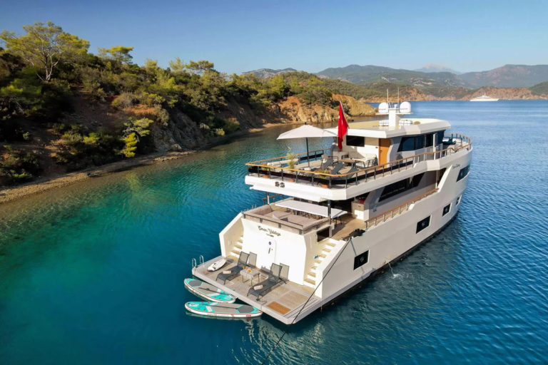 Generous deck spaces to aft