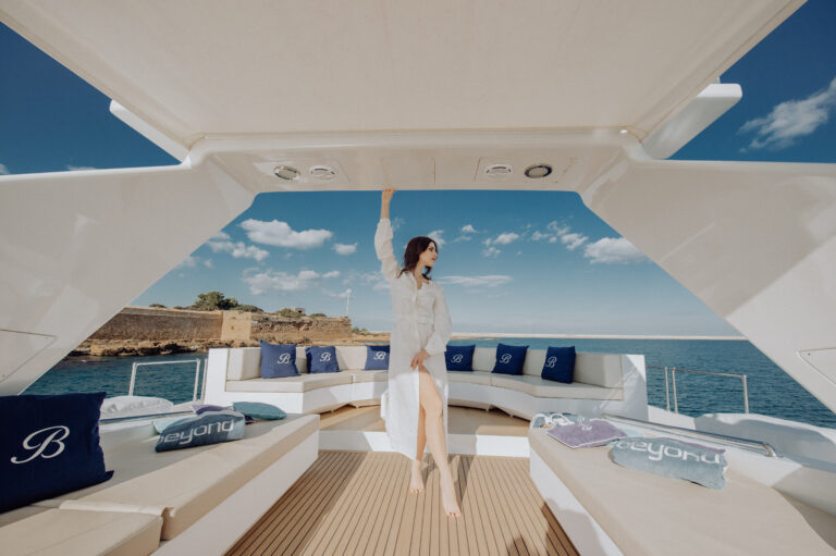 Spacious flybridge